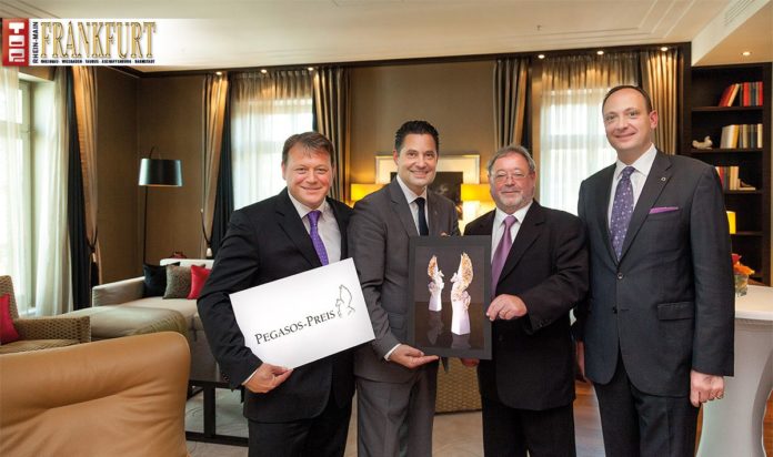 Jörg Müller (Metropress), Dr. Christian Kurtzke (CEO Meissen), Walter Mirwald (Frankfurter Sportpresse) und Hoteldirektor Moritz Klein präsentieren die Entwürfe für den Pegasos-Preis in der Präsidentensuite des Frankfurter Hof