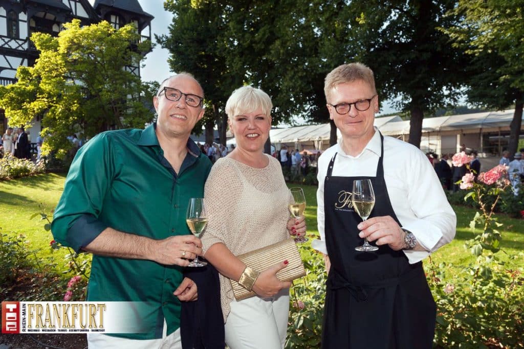 Markus und Constanze Vahlefeld (Panta Rei Film) mit Gastgeber Wilhelm Weil (Weingut Robert Weil)