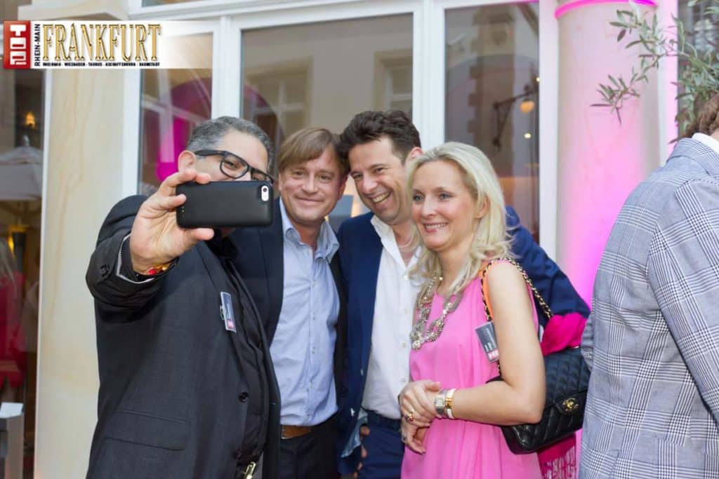 Piroz Khajehamid (Rüschenbeck), Sebastian Wendland, Robert J. Joost (S.T. Dupont) und Corenn Lange (Lamborghini Frankfurt) posen für ein Selfie.