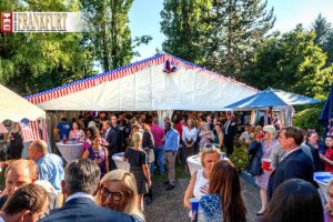 Rot, weiß, blau - Typisch amerikanisch wurde es für die 400 Gäste beim Empfang in der Residenz des Generalkonsuls.