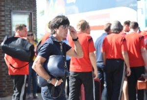 Stylish unterwegs - Bundestrainer Jogi Löw mit cooler Herrenhandtasche von Designerin Lili Radu aus Frankfurt.