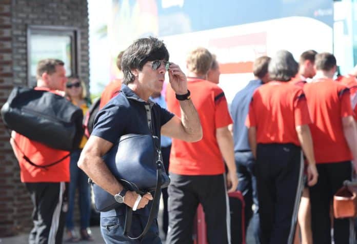 Stylish unterwegs - Bundestrainer Jogi Löw mit cooler Herrenhandtasche von Designerin Lili Radu aus Frankfurt.