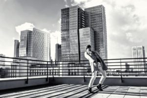 Tänzer Yasutake Shimaji vor der Frankfurter Skyline (photo by Daniel Woeller for Drykorn)