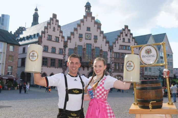 Das Frankfurter Oktoberfest Festpaar vor dem Römer
