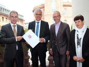 Oberbügermeister Peter Feldmann, Wirtschafts- und Verkehrsminister Tarek Al-Wazir, Verkehrsdezernent Stefan Majer und die Leiterin des Amtes für Straßenbau und Erschließung, Gabriele Dehmer - Foto Stefan Maurer