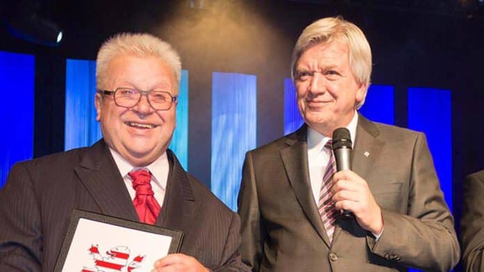 Ministerpräsident Volker Bouffier überreicht Gerhard Stein (Gerda) die Ehrenkachel