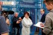 1 Ulrike Krumbiegel als Kommissarin Hertha Frohwitter Mitte und Oliver Stokowski 2. v. r. als Bauunternehmer Raffael Sobocinski warten auf die Anweisung von Regie und Kamera.