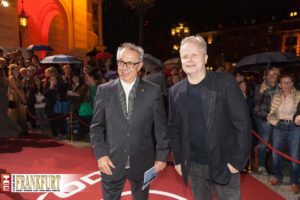 Berlinale-Chef Dieter Kosslick mit Herbert Grönemeyer im Blitzlichtgewitter