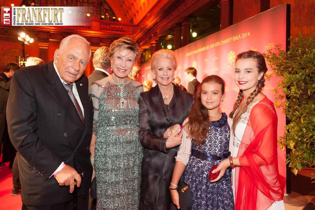 Dr. Jörg Gühring mit Dr. Antja Kühnemann und Marika Kilius mit ihren beiden Enkeltöchtern Lola und Lilly