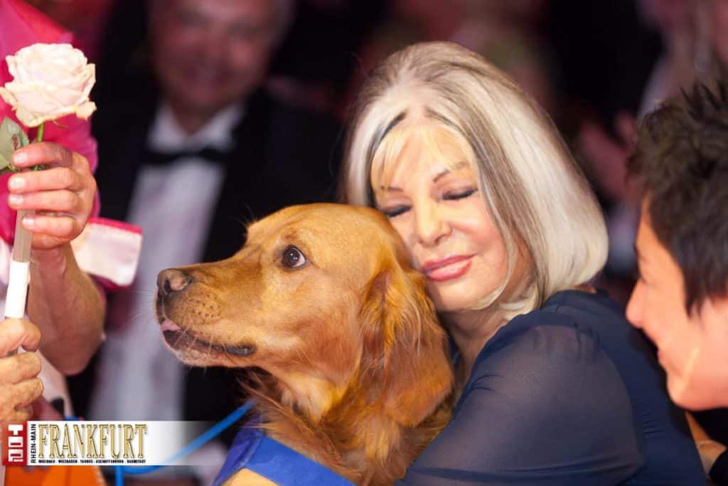 Ein Hund und eine Seele - Dr. Dr. hc Manuela Schmidt mit dem Ehrenpatenhund Querida