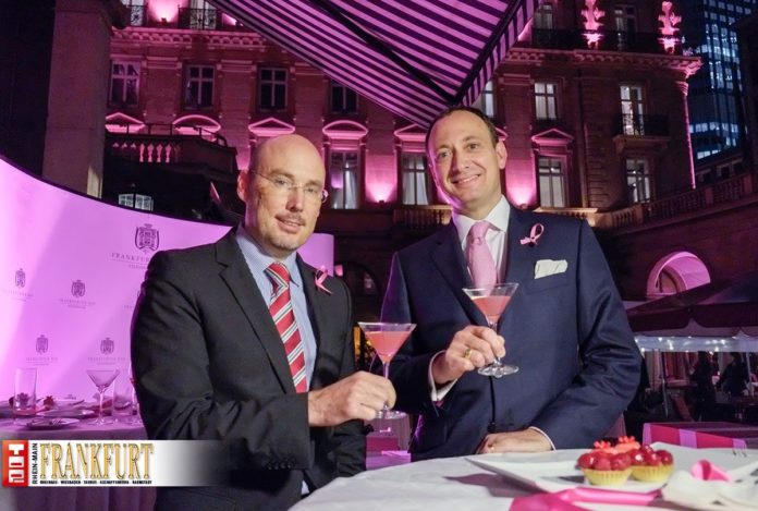 Gemeinsamer Kampf gegen den Brustkrebs Professor Dr. Sven Becker und General Manager Moritz Klein bringen das Hotel Steigenberger Hof im Brustkrebsmonat Oktober zum Leuchten.