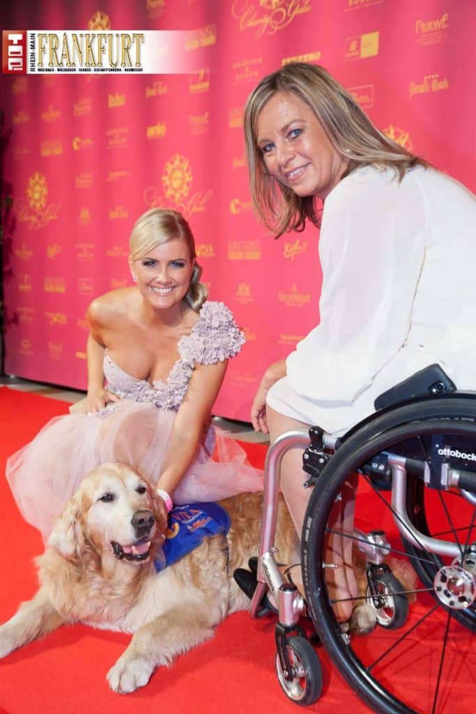 Moderatorin Jennifer Knäble mit Rollstuhl-Fechterin Esther Weber und Hund Stella