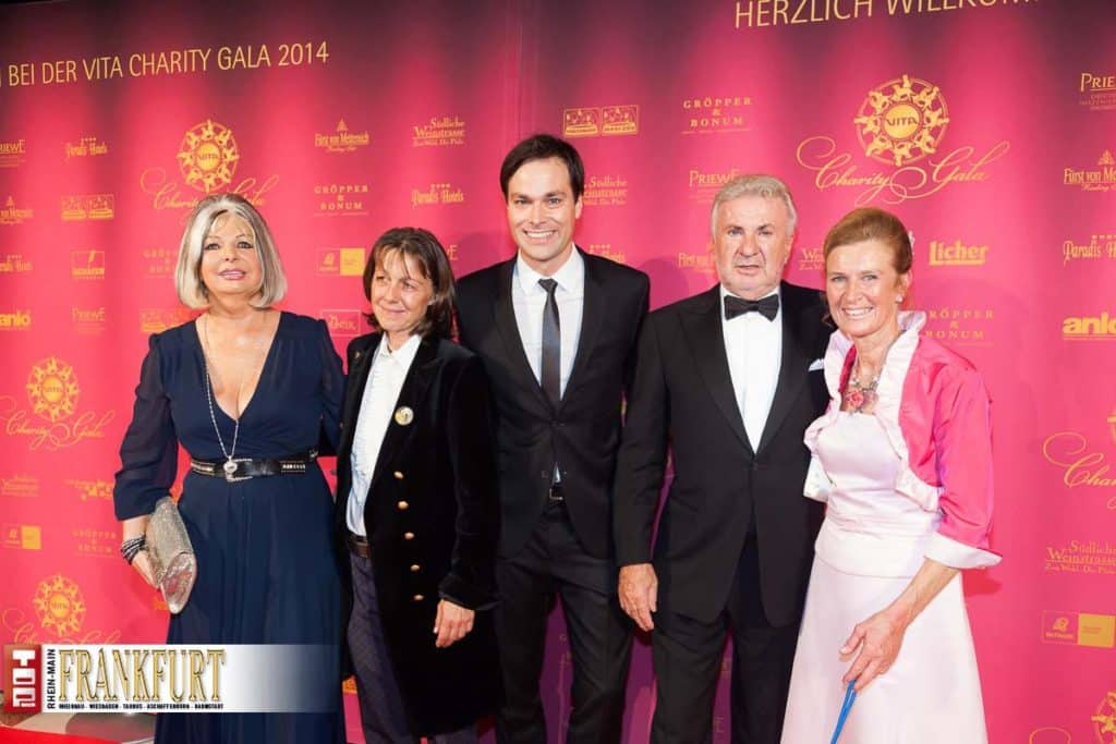 Mäzenin Dr. Dr. hc Manuela Schmid mit Tajana Kreidler, Moderator Daniel Fischer mit Sportmanager Willi Weber und Dr. Ariane Volpert