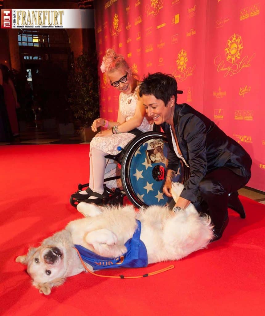 Schrimherrin Dunja Hayali in ihrem Element mit Team Frieda und Fellow