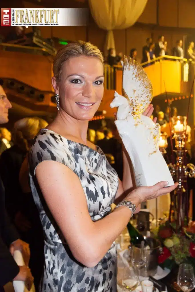 Legende des Sports Maria Höfl-Riesch mit ihrer Pegasos Statue