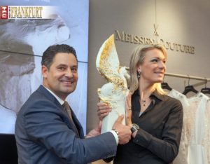 Meissen-CEO Dr. Christian Kurtzke und Maria Höfl-Riesch präsentieren die Pegasos-Trophäe.