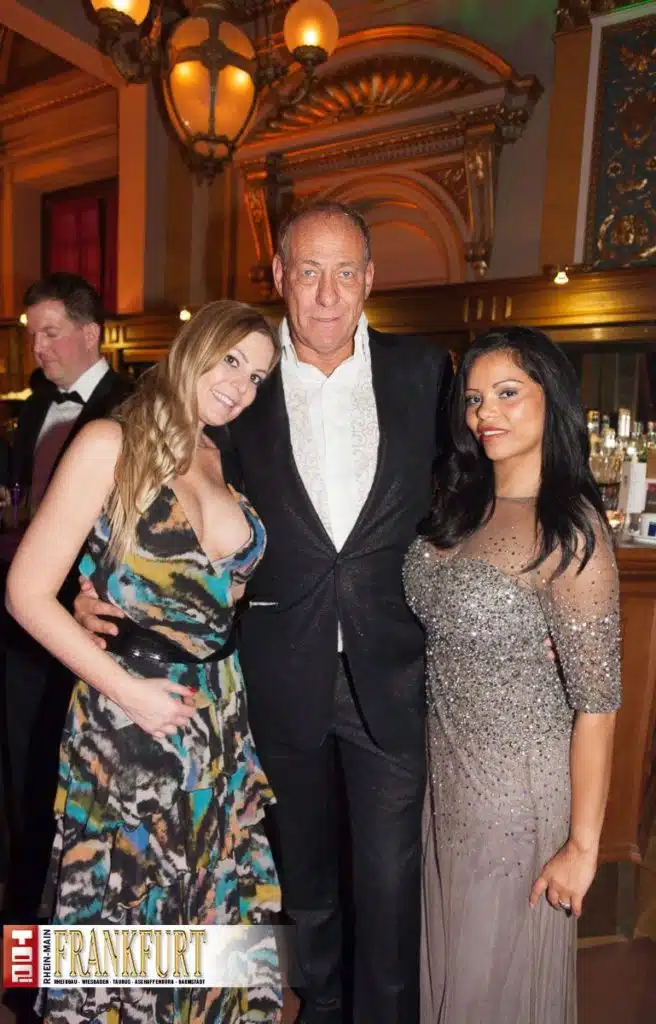 Michaela Weber mit Eintrachtpräsident Peter Fischer und Marci Dutra