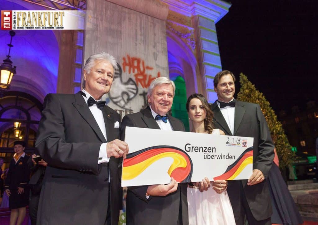 Moderator Guido Knoop, Ministerpräsident Volker Bouffier, Stephanie Stumph und Sportler Lars Riedel gedenken des Mauerfalls