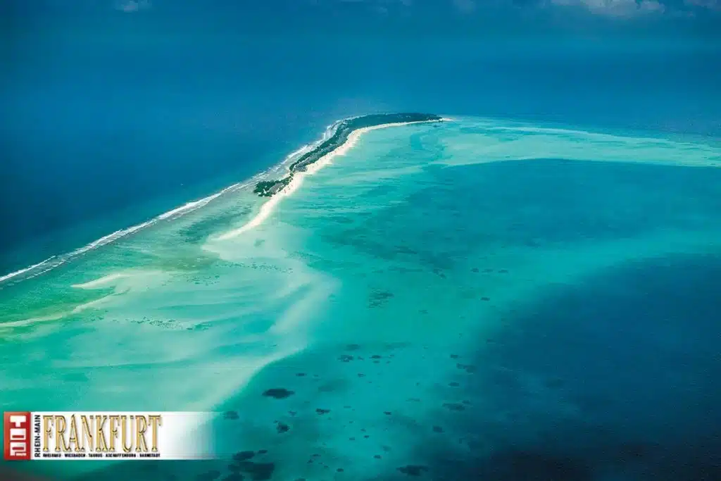 Blick auf auf Kanifushi vom Wasserflugzeug