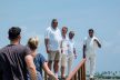 2 Das Kanifushi Team begrüßt seine Gäste bei der Ankunft