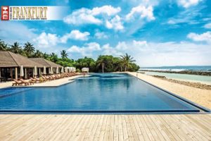 Zwei große Pools gehören zum Atmosphere Kanifushi.
