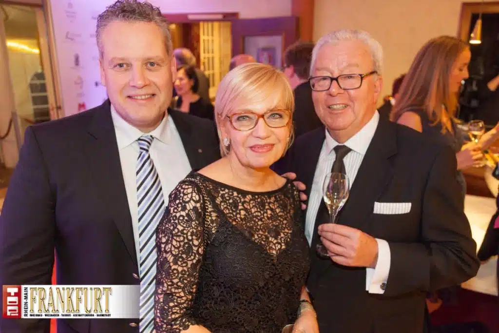 Jörg Lindemann (Geschäftsführer Diamant & Edelsteinbörse) mit Edith Krieger und dem früheren Lifestyle- und Gourmetchef der Zeitschrift Bunte Wolfgang Ritter