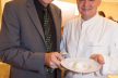 Oberbürgermeister der Stadt Idar Oberstein Bruno Zimmer mit Deutschlands bestem Koch Harald Wohlfahrt präsentieren Rahmpolenta mit Bio Onsenei und gehobelter Gänseleber.