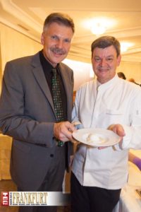 Oberbürgermeister der Stadt Idar-Oberstein Bruno Zimmer mit Deutschlands bestem Koch Harald Wohlfahrt präsentieren Rahmpolenta mit Bio-Onsenei und gehobelter Gänseleber.