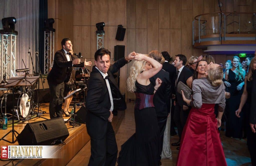 Extravagante Tanzeinlagen im kleinen Saal