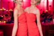 Die Meise Zwillinge Nina und Julia mit frühlingshaftem Blumenkranz im Haar