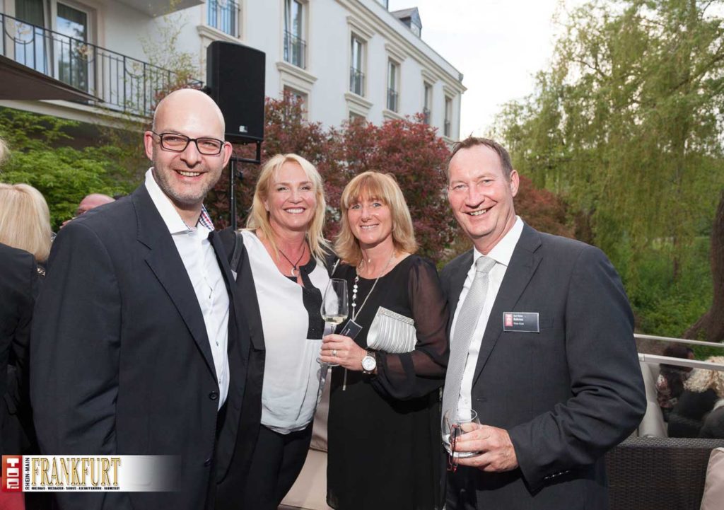 Andreas Herchenröther (Aherchi Webdesign) mit Christiane Ross-Herchenröther, Susanne Burkhardt und Karl-Heinz Behrens (Wein-Kiste)