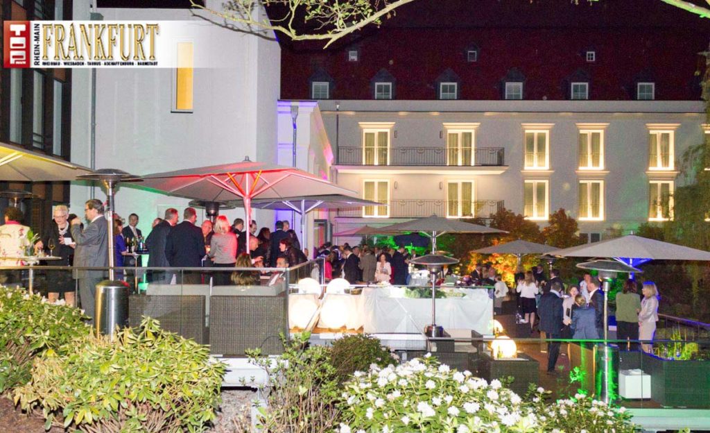 Die Frühsommerwärme lockte die Gäste auch später am Abend auf die Terrasse.