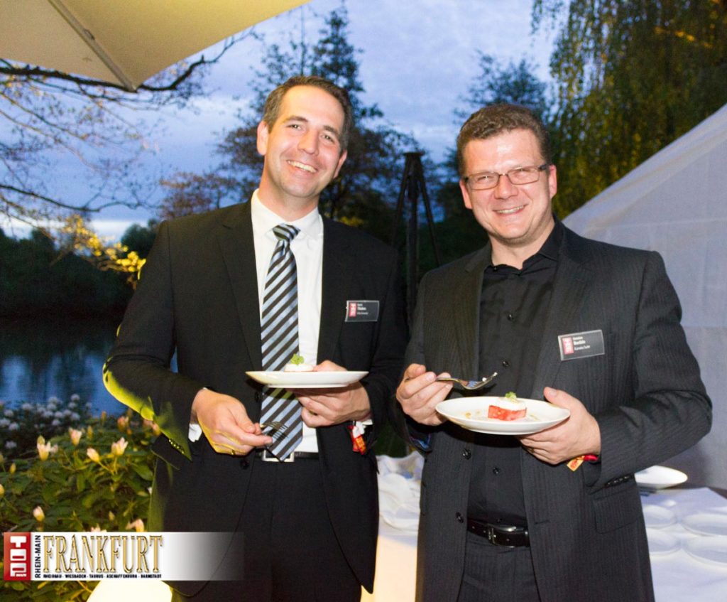 Gerrit Thiebes (Villa Kennedy) und Christian Bordzio (Kameha Suite) mit gegrillter Wassermelone