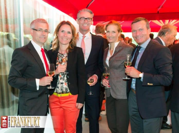 Oliver Klink (Vorstandsvorsitzender Taunussparkasse) und Gattin Yvette, Geschäftsführer Spielbank Bad Homburg Lutz Schenkel mit Petra und Oliver Munzel (All Service)