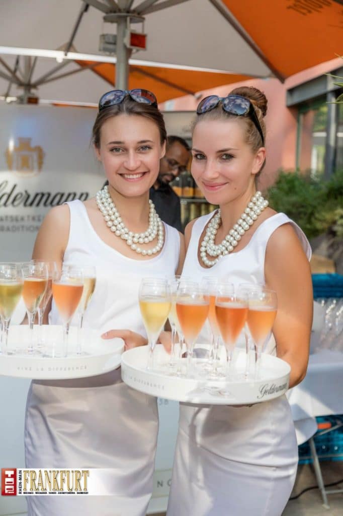 Irina und Bettina begrüßten die Gäste mit Sekt von Geldermann