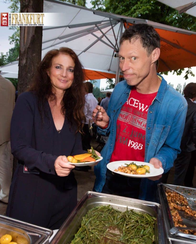 Petra Greilach (TOP Magazin) mit Comedian Maddin Schneider am Buffet