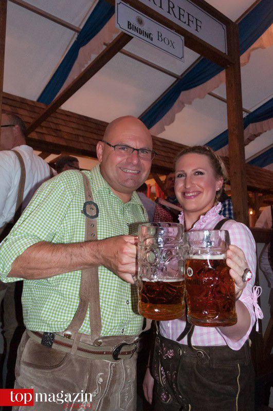 Binding-Chef Otto Völker mit Claudia Geisler vor der Binding-Box