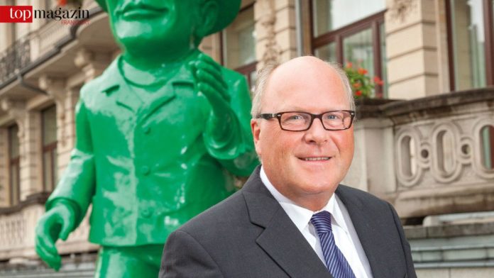 Dieter Beine vor der Hessischen Staatskanzlei