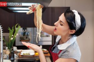 Geschmackstest - Mimi prüft die Nudeln auf ihre Bissfestigkeit.
