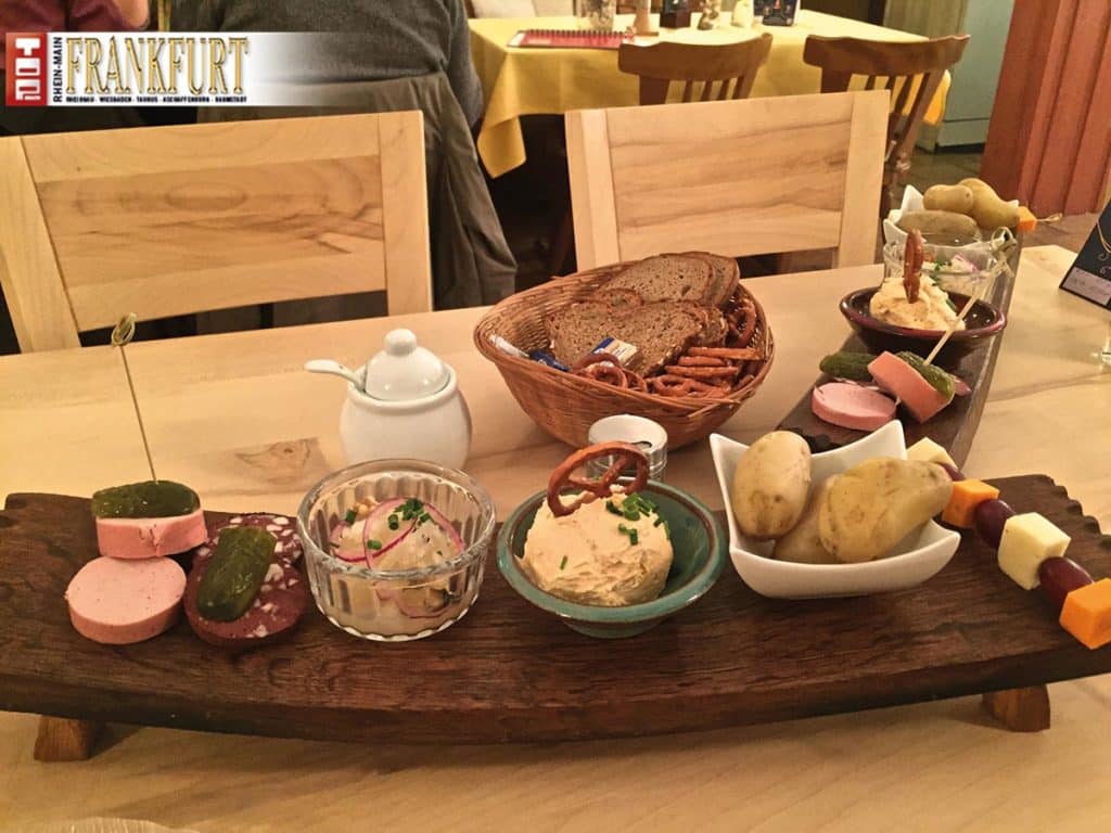 Rheinhessische Happen mit Wurst, Schinken, Käse und Brot in der Gutsschänke Kuhstall (Foto: Barbara Fienhold)