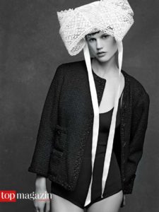 Im von Karl Lagerfeld fotografierten Bildband „The Little Black Jacket“ dreht sich alles um die kleine, schwarze Jacke von Chanel. Hier trägt Saskia de Brauw den Klassiker. ©Karl Lagerfeld