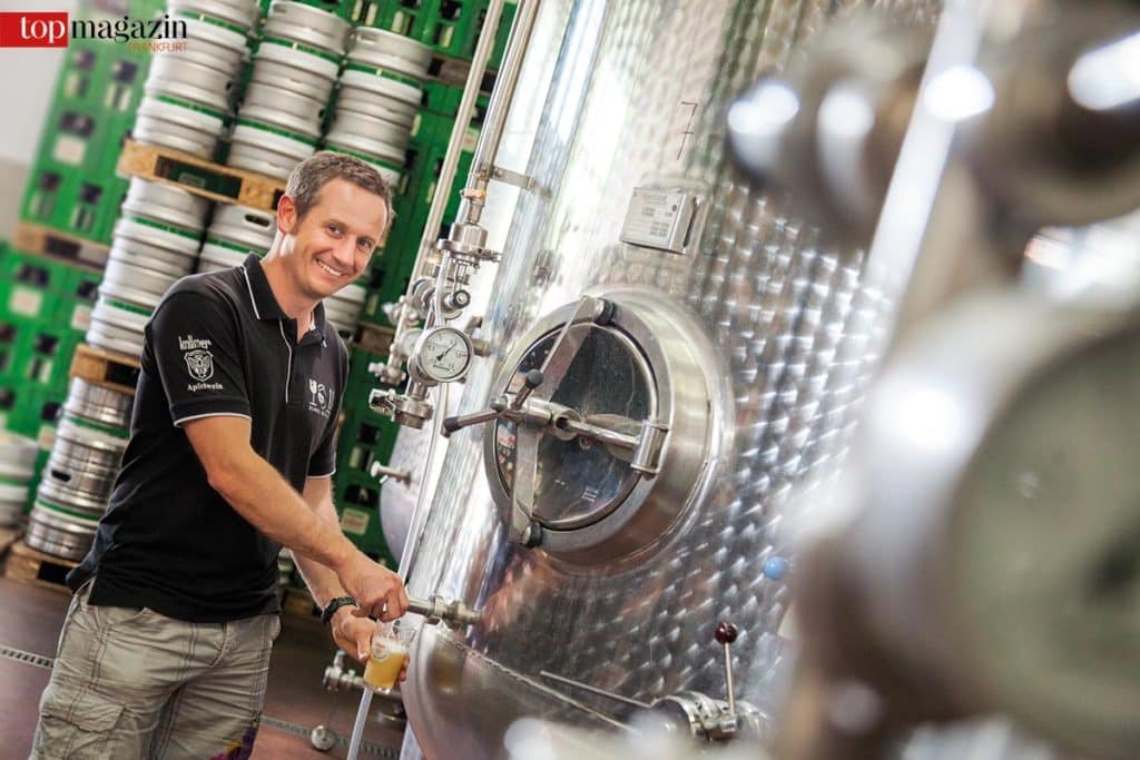 Kelterer aus Leidenschaft - Stefan Krämer trinkt seinen Apfelwein am liebsten Pur und verkostet einen Schluck von seinem trüben Stöffche.