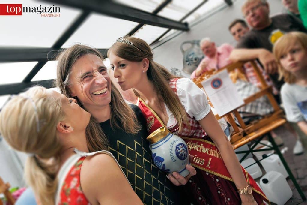 Siegerkuss - Zum goldenen Bembel gibt es für Jörg Markloff auch ein Küsschen von amtierenden Apfelwein-Königinnen.