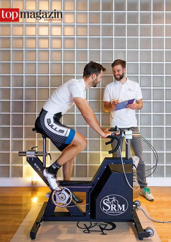 Stefan Zelle macht mit Geschäftspartner Tim Böhme den Leistungscheck am Ergometer.