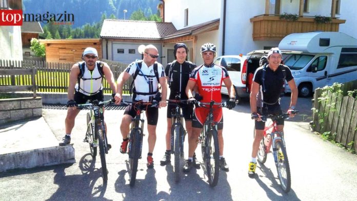 Unternehmer Alex Urseanu mit seiner Reisetruppe © privat