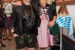 Zünftig in Lederhose Schauspielerin Tina Ruland mit TV Moderatorin Tanja Bülter