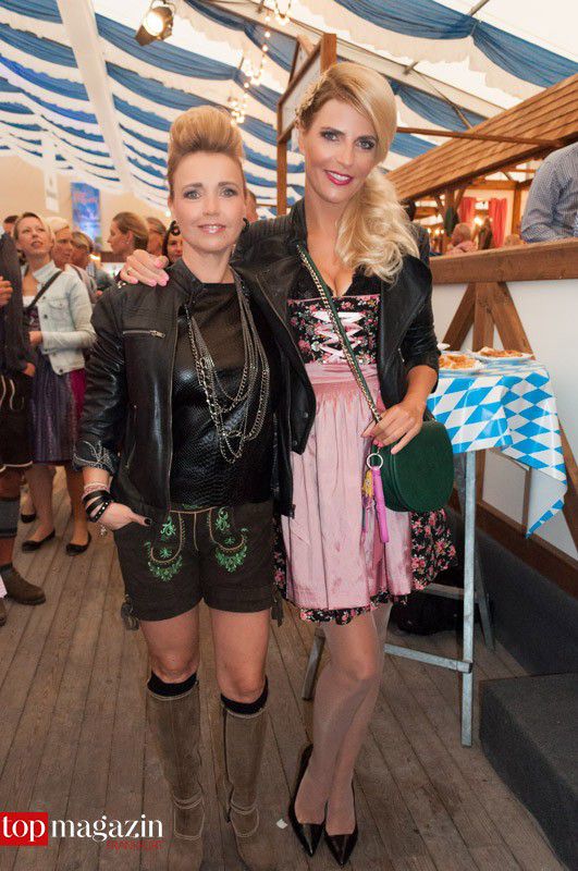 Zünftig in Lederhose - Schauspielerin Tina Ruland mit TV Moderatorin Tanja Bülter