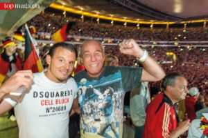 'Fußballgott' Alex Meier und Eintracht-Präsident Peter Fischer jubeln beim Public Viewing des WM Endspiels.