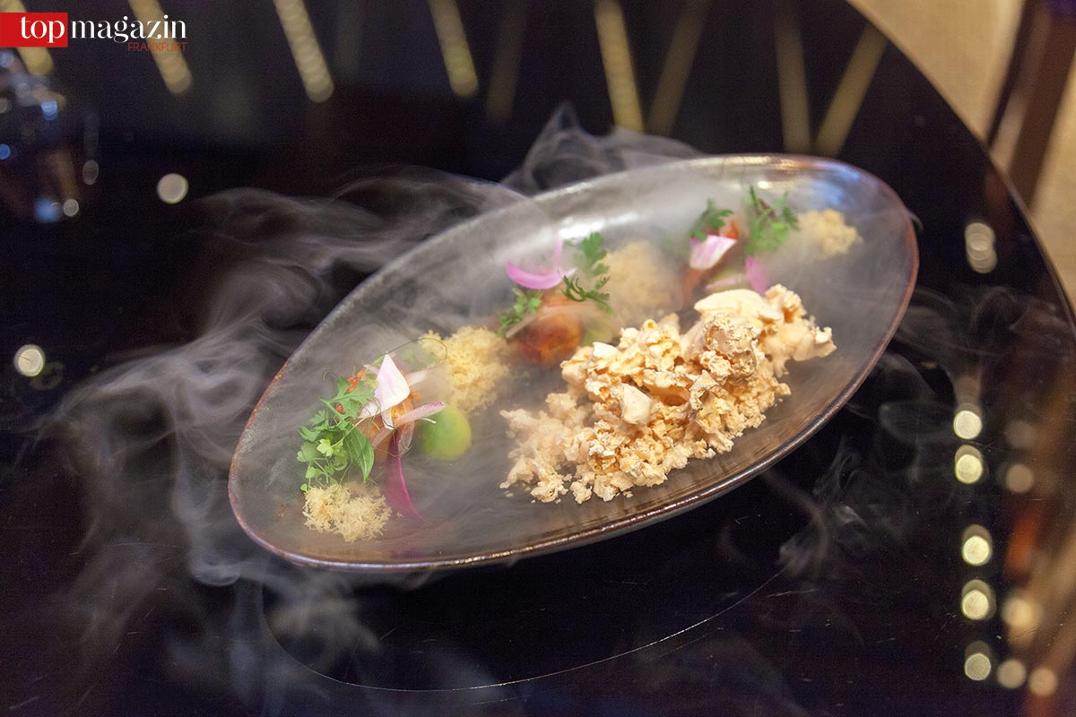 Geeister roter Curry mit Baby-Lobster und Litchi-Schaum