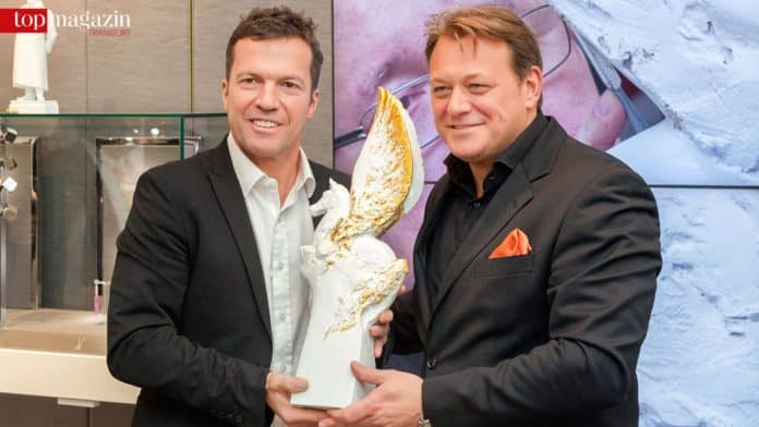 Jörg Müller (Metropress) überreicht Lothar Matthäus den Pegasos